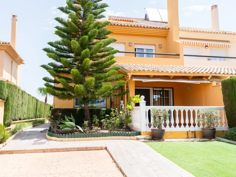Discover your new home in this charming semi-detached villa! This property has 3 spacious bedrooms and 3 bathrooms, perfect for enjoying the comfort and space you've always wanted. The house offers a cosy private garden where you can relax and enjoy the o