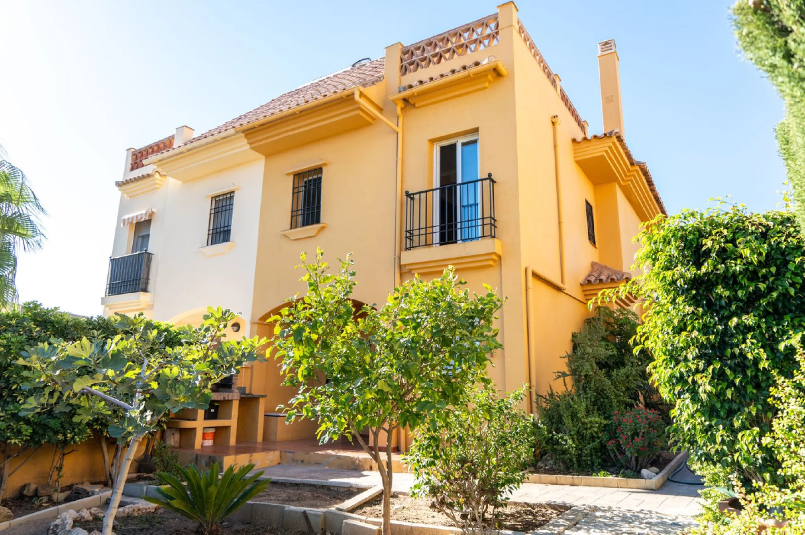Discover your new home in this charming semi-detached villa! This property has 3 spacious bedrooms and 3 bathrooms, perfect for enjoying the comfort and space you've always wanted. The house offers a cosy private garden where you can relax and enjoy the o