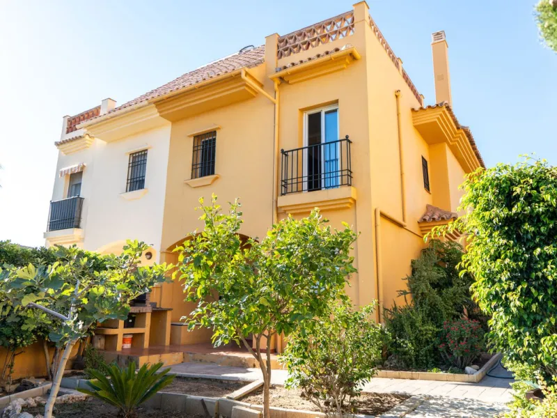 Discover your new home in this charming semi-detached villa! This property has 3 spacious bedrooms and 3 bathrooms, perfect for enjoying the comfort and space you've always wanted. The house offers a cosy private garden where you can relax and enjoy the o