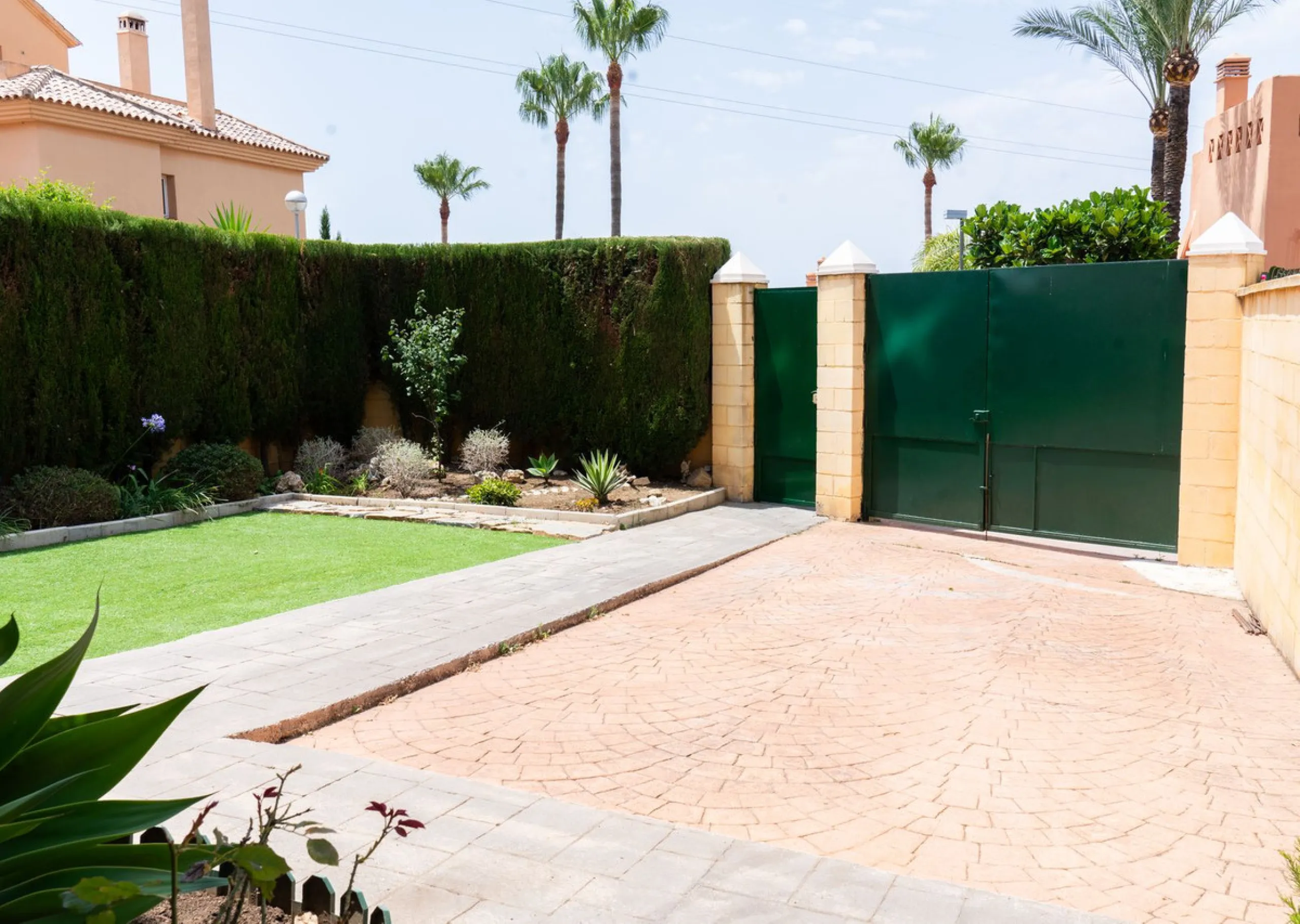 Discover your new home in this charming semi-detached villa! This property has 3 spacious bedrooms and 3 bathrooms, perfect for enjoying the comfort and space you've always wanted. The house offers a cosy private garden where you can relax and enjoy the o