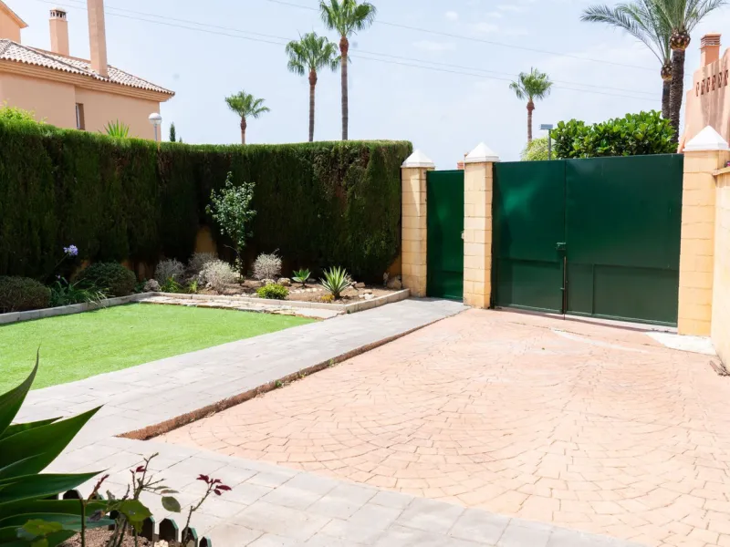 Discover your new home in this charming semi-detached villa! This property has 3 spacious bedrooms and 3 bathrooms, perfect for enjoying the comfort and space you've always wanted. The house offers a cosy private garden where you can relax and enjoy the o