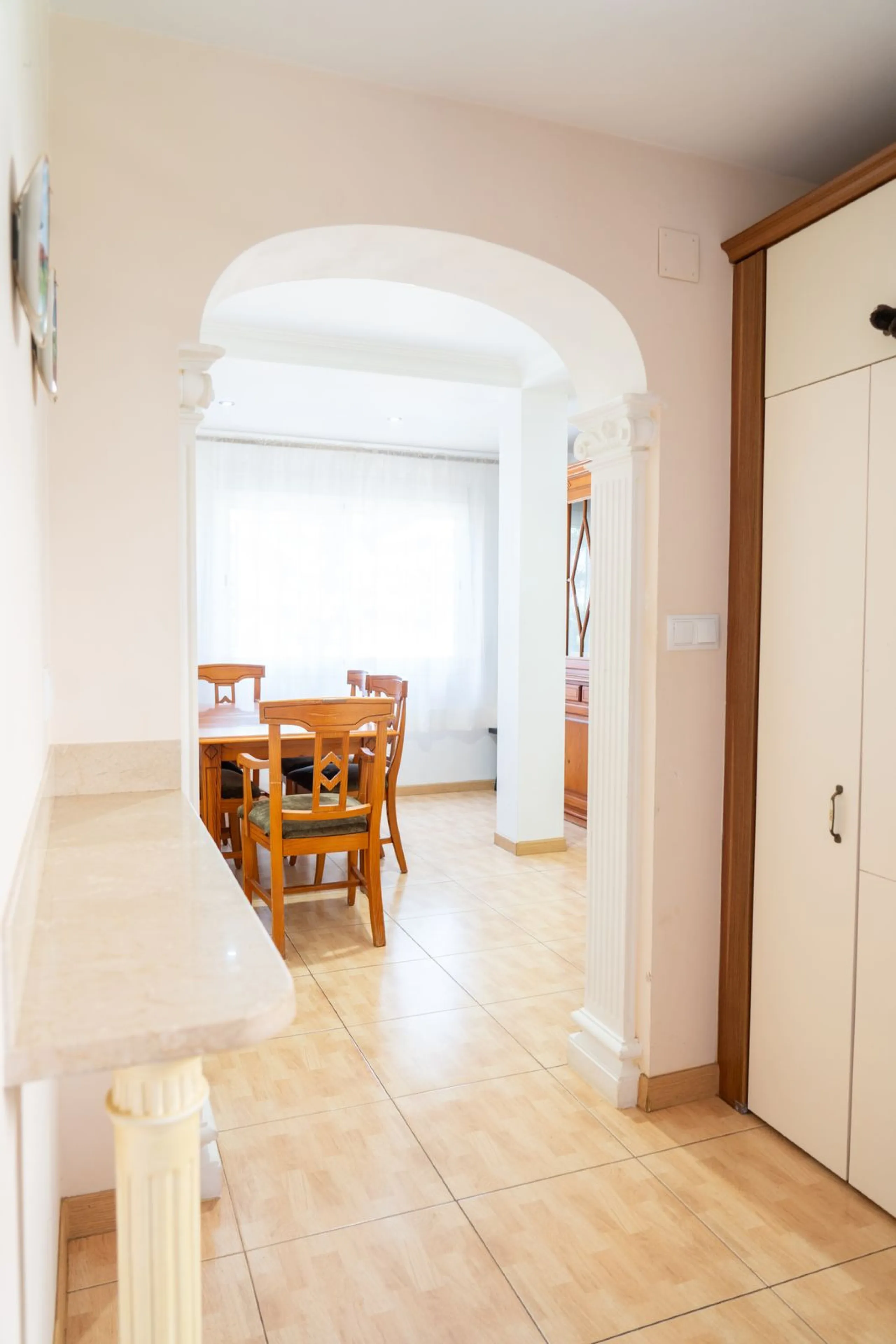 Discover your new home in this charming semi-detached villa! This property has 3 spacious bedrooms and 3 bathrooms, perfect for enjoying the comfort and space you've always wanted. The house offers a cosy private garden where you can relax and enjoy the o
