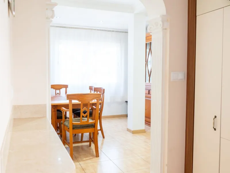 Discover your new home in this charming semi-detached villa! This property has 3 spacious bedrooms and 3 bathrooms, perfect for enjoying the comfort and space you've always wanted. The house offers a cosy private garden where you can relax and enjoy the o