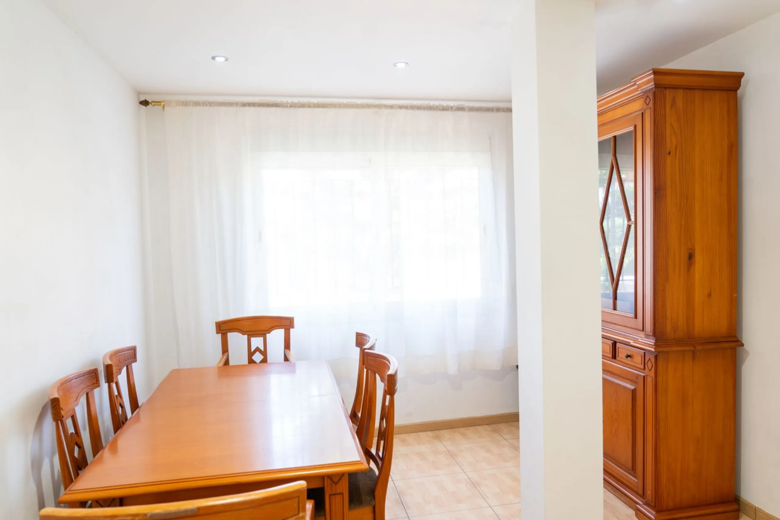 Discover your new home in this charming semi-detached villa! This property has 3 spacious bedrooms and 3 bathrooms, perfect for enjoying the comfort and space you've always wanted. The house offers a cosy private garden where you can relax and enjoy the o