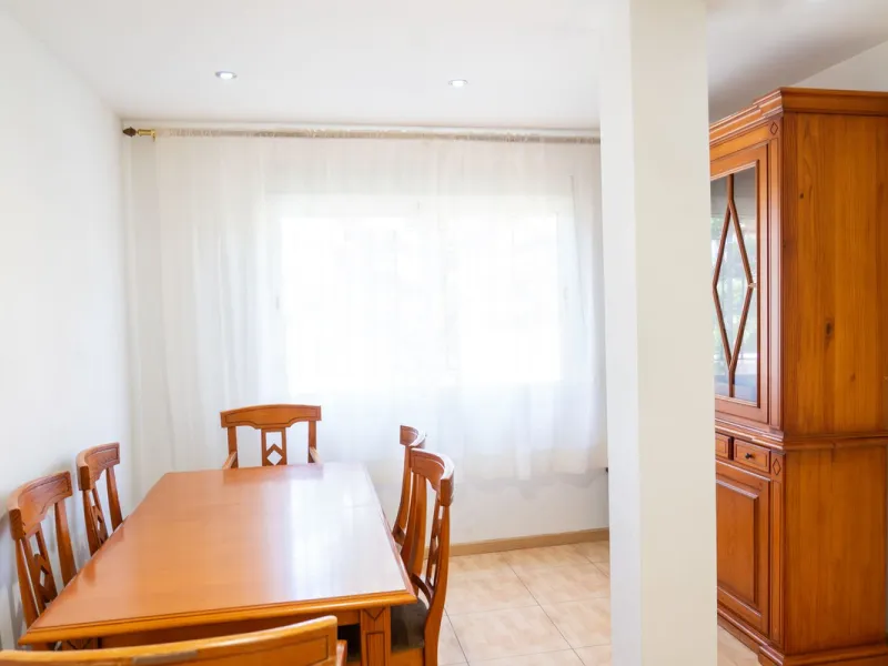 Discover your new home in this charming semi-detached villa! This property has 3 spacious bedrooms and 3 bathrooms, perfect for enjoying the comfort and space you've always wanted. The house offers a cosy private garden where you can relax and enjoy the o