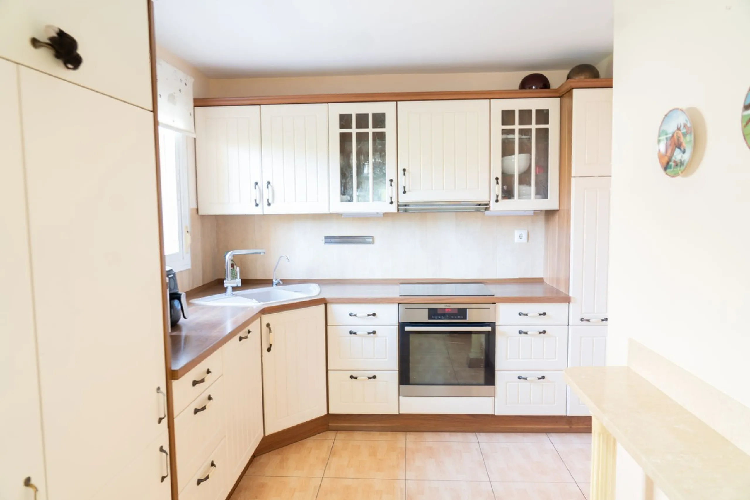 Discover your new home in this charming semi-detached villa! This property has 3 spacious bedrooms and 3 bathrooms, perfect for enjoying the comfort and space you've always wanted. The house offers a cosy private garden where you can relax and enjoy the o