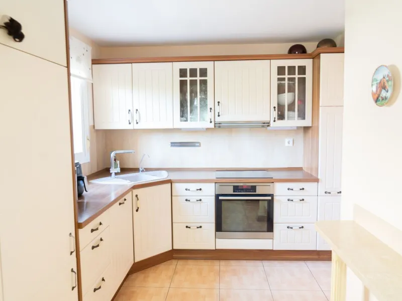 Discover your new home in this charming semi-detached villa! This property has 3 spacious bedrooms and 3 bathrooms, perfect for enjoying the comfort and space you've always wanted. The house offers a cosy private garden where you can relax and enjoy the o