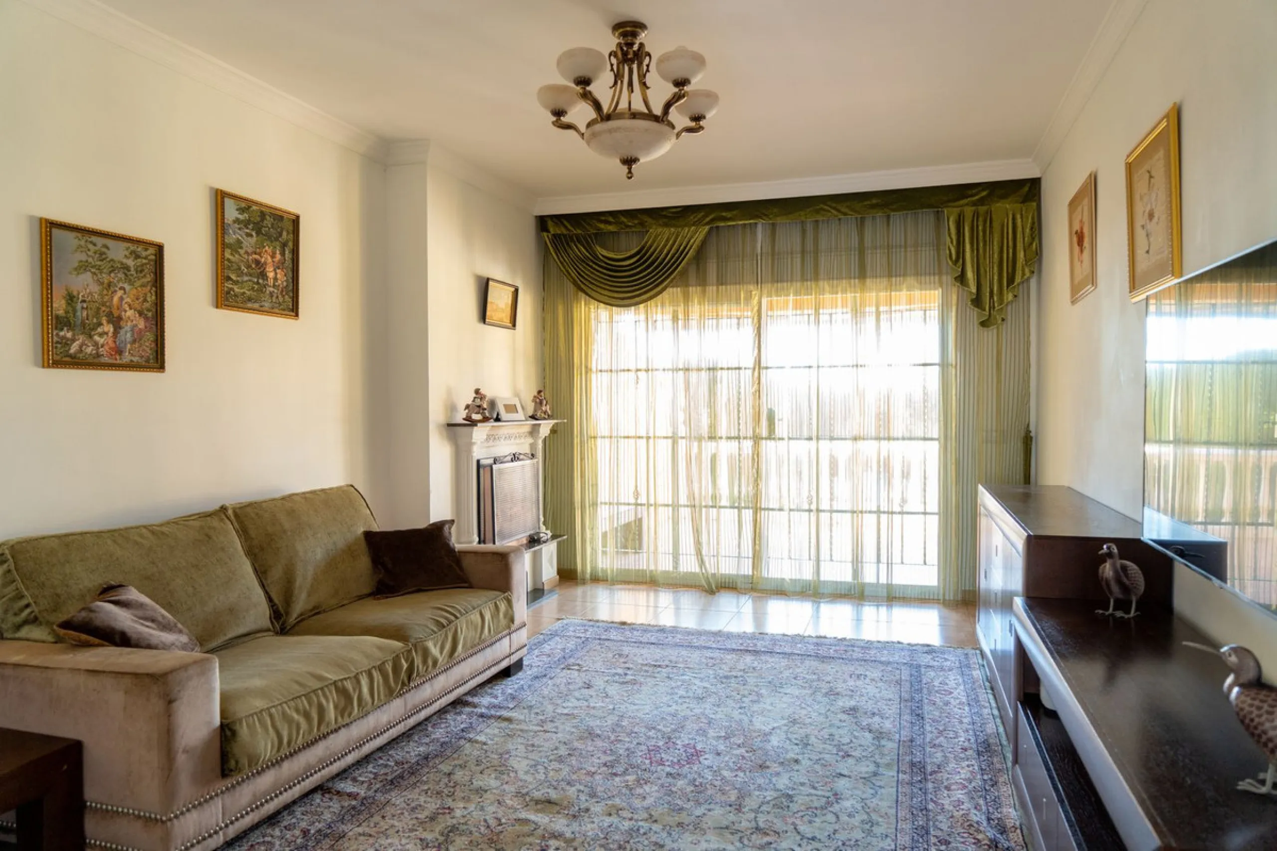 Discover your new home in this charming semi-detached villa! This property has 3 spacious bedrooms and 3 bathrooms, perfect for enjoying the comfort and space you've always wanted. The house offers a cosy private garden where you can relax and enjoy the o