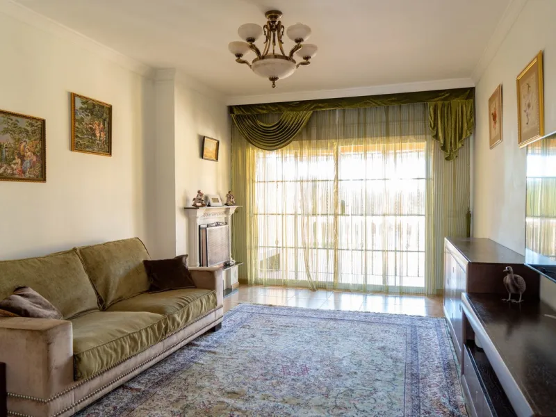 Discover your new home in this charming semi-detached villa! This property has 3 spacious bedrooms and 3 bathrooms, perfect for enjoying the comfort and space you've always wanted. The house offers a cosy private garden where you can relax and enjoy the o
