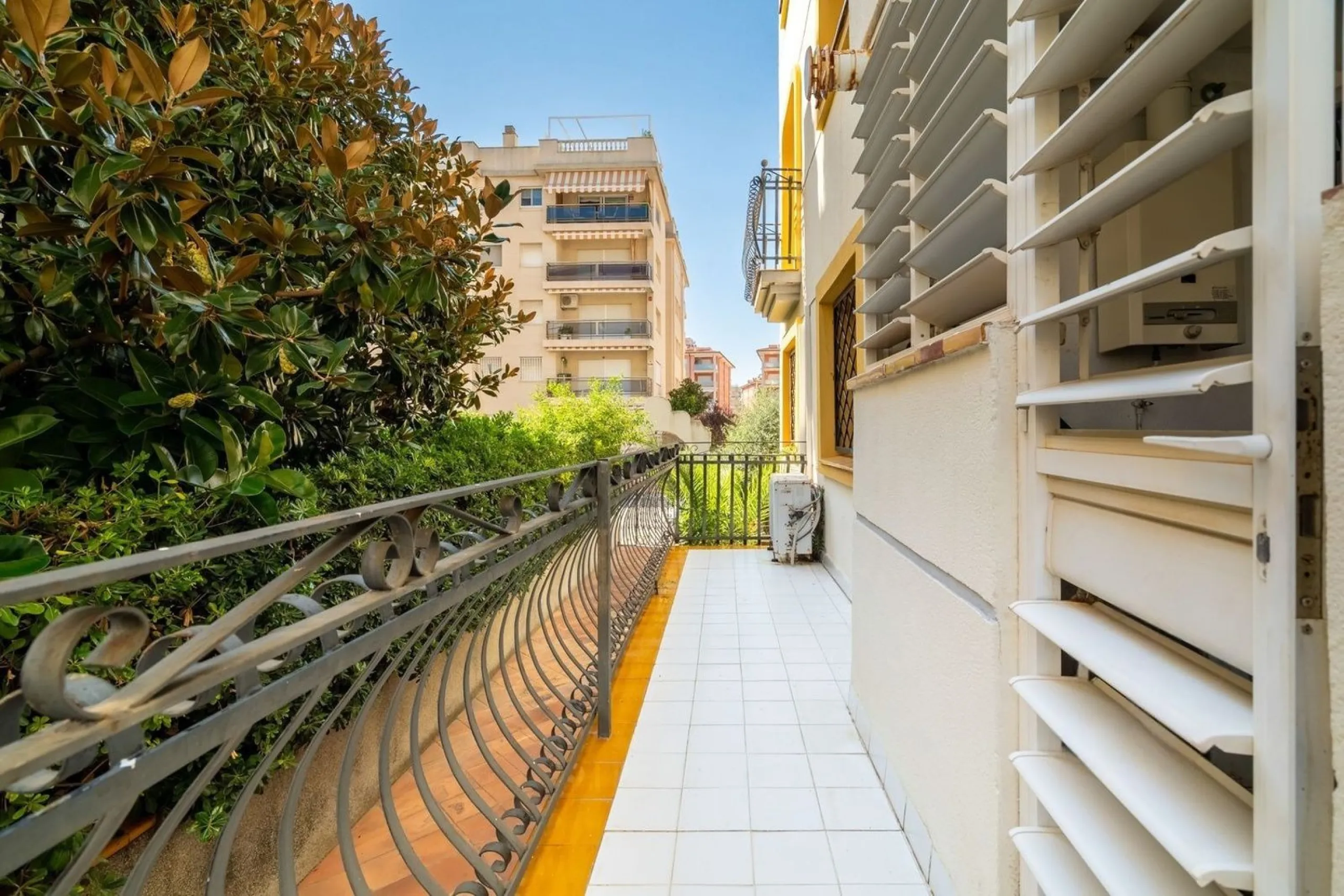 Ground-floor beachfront apartment with pool and parking in Calafell