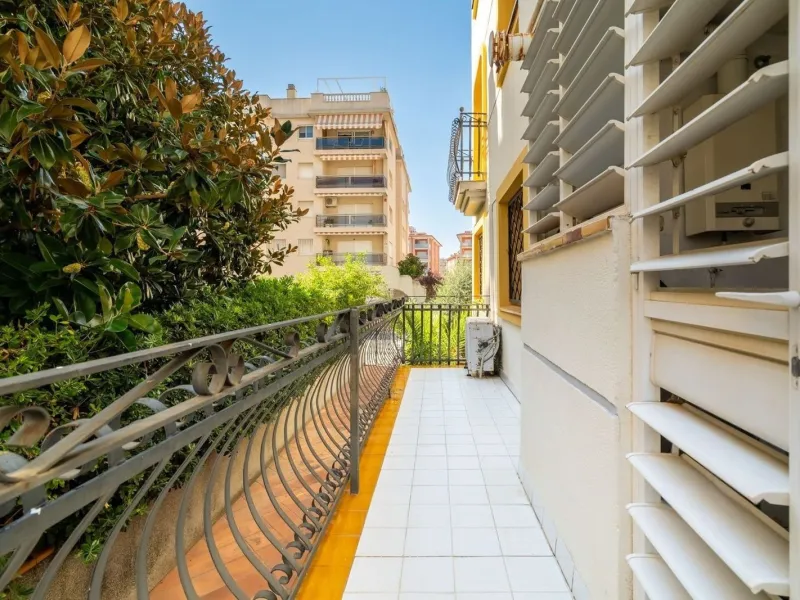 Ground-floor beachfront apartment with pool and parking in Calafell