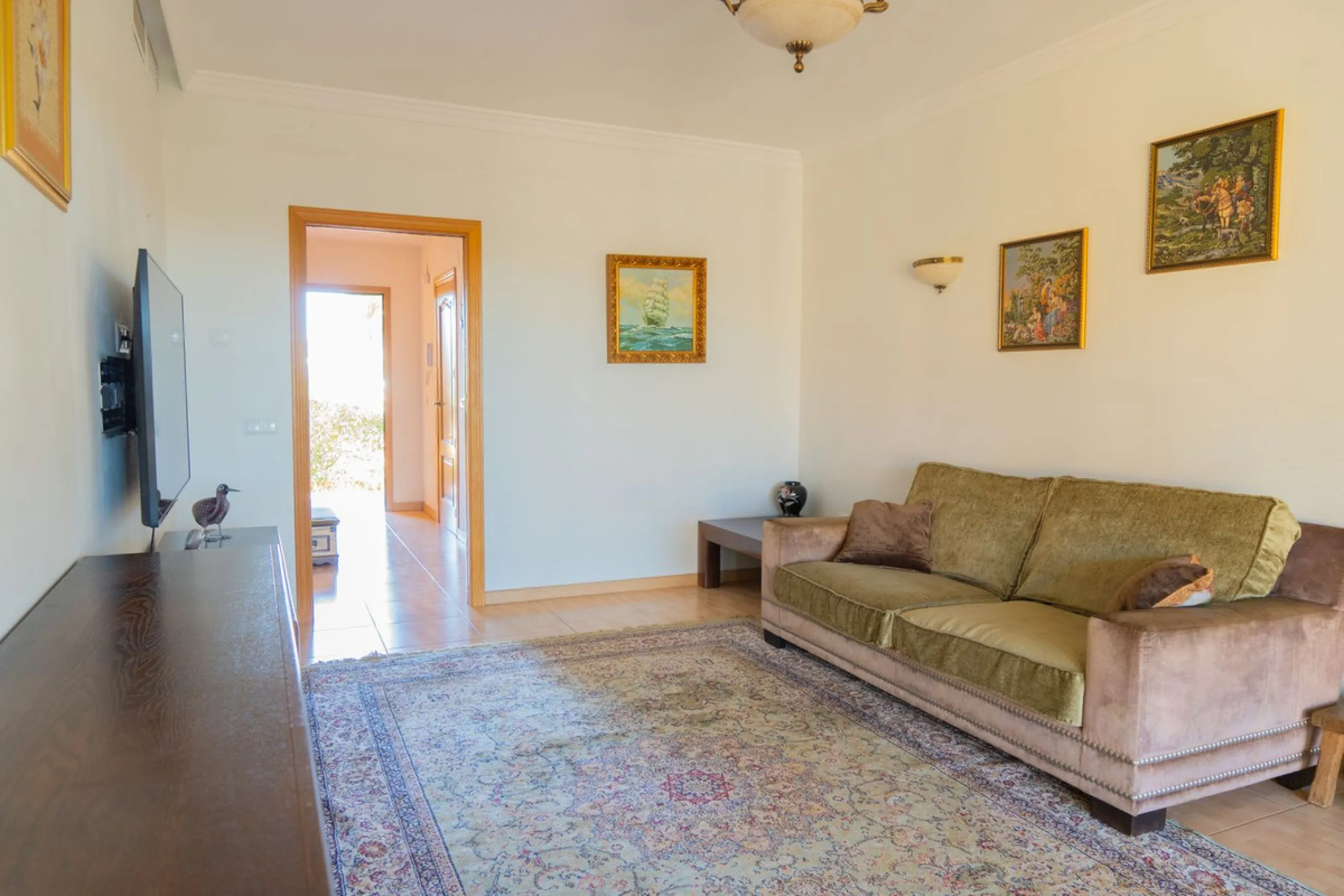 Discover your new home in this charming semi-detached villa! This property has 3 spacious bedrooms and 3 bathrooms, perfect for enjoying the comfort and space you've always wanted. The house offers a cosy private garden where you can relax and enjoy the o