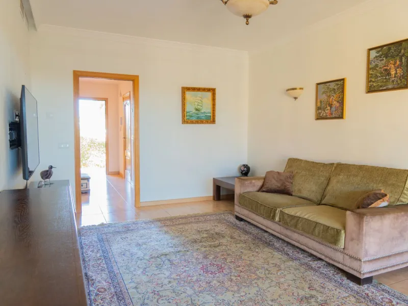 Discover your new home in this charming semi-detached villa! This property has 3 spacious bedrooms and 3 bathrooms, perfect for enjoying the comfort and space you've always wanted. The house offers a cosy private garden where you can relax and enjoy the o