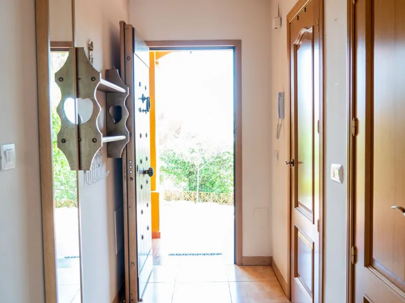 Discover your new home in this charming semi-detached villa! This property has 3 spacious bedrooms and 3 bathrooms, perfect for enjoying the comfort and space you've always wanted. The house offers a cosy private garden where you can relax and enjoy the o