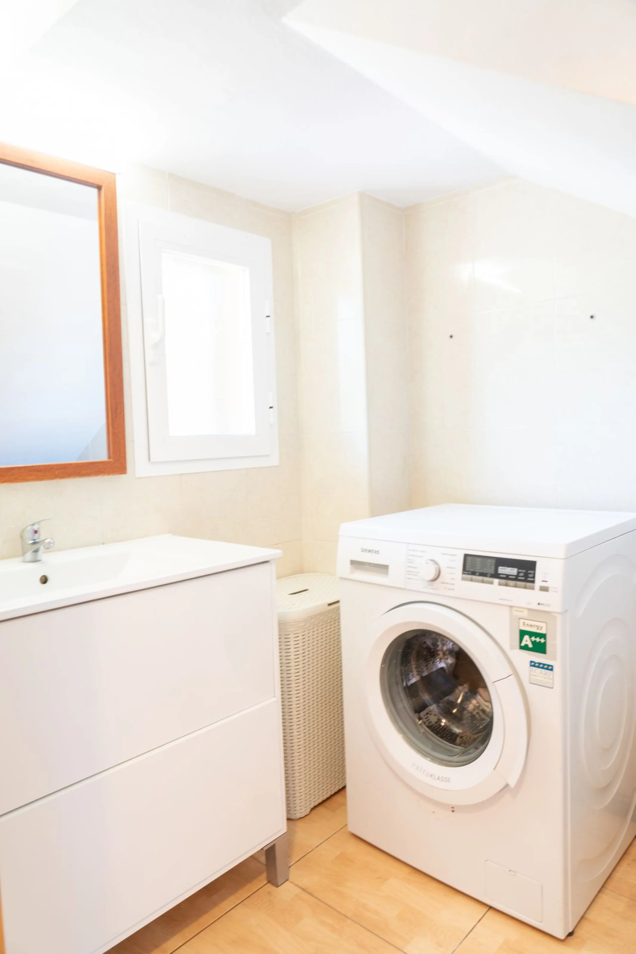 Discover your new home in this charming semi-detached villa! This property has 3 spacious bedrooms and 3 bathrooms, perfect for enjoying the comfort and space you've always wanted. The house offers a cosy private garden where you can relax and enjoy the o