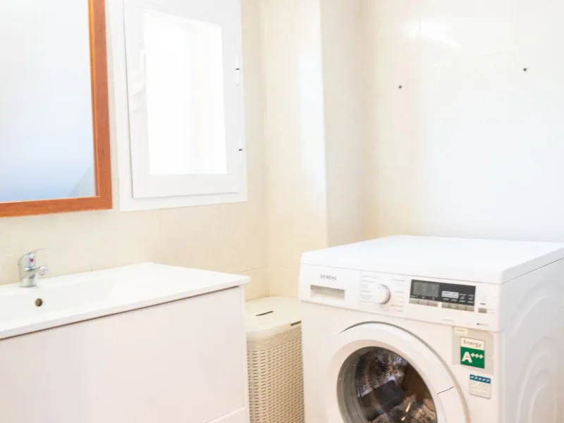 Discover your new home in this charming semi-detached villa! This property has 3 spacious bedrooms and 3 bathrooms, perfect for enjoying the comfort and space you've always wanted. The house offers a cosy private garden where you can relax and enjoy the o