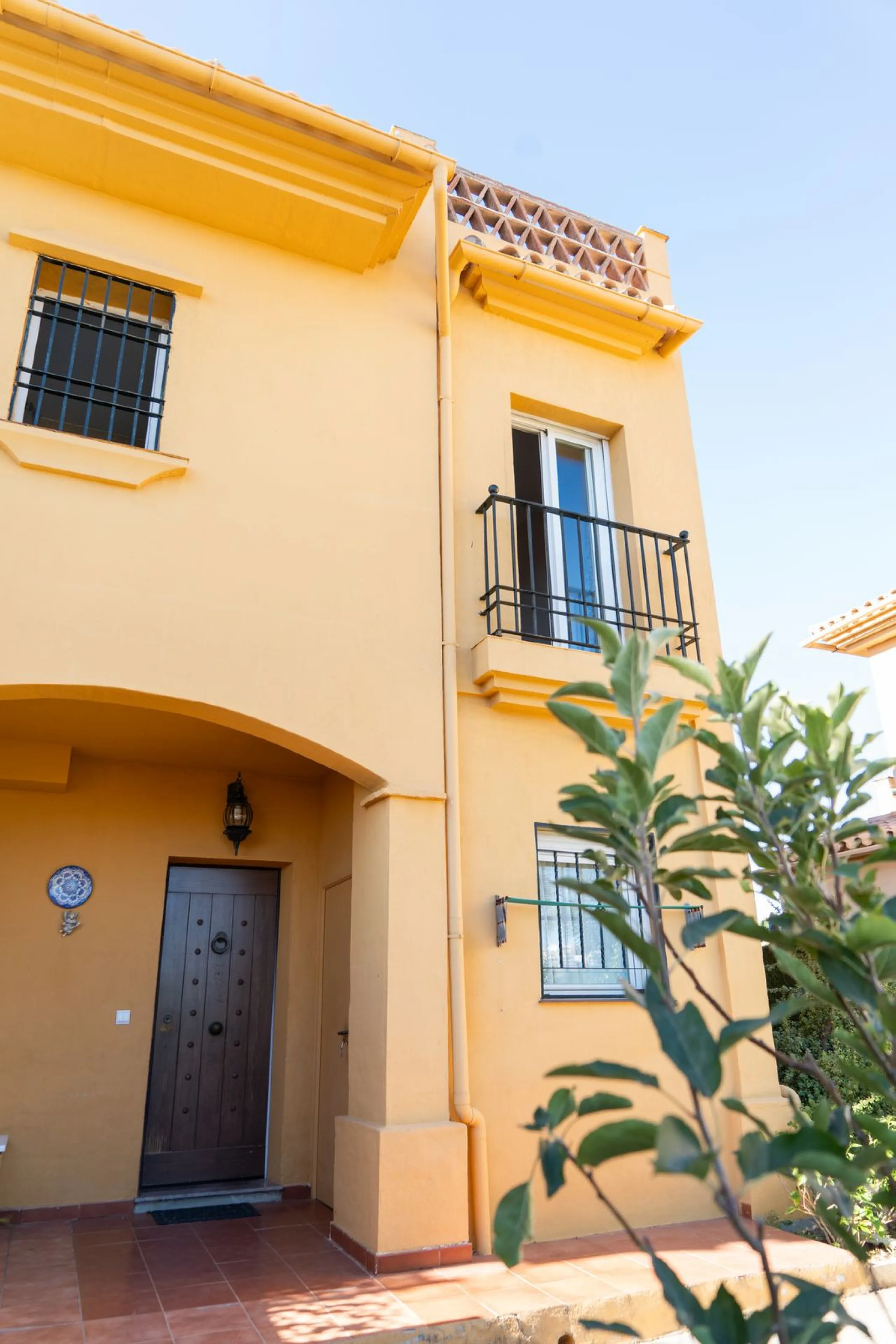 Discover your new home in this charming semi-detached villa! This property has 3 spacious bedrooms and 3 bathrooms, perfect for enjoying the comfort and space you've always wanted. The house offers a cosy private garden where you can relax and enjoy the o