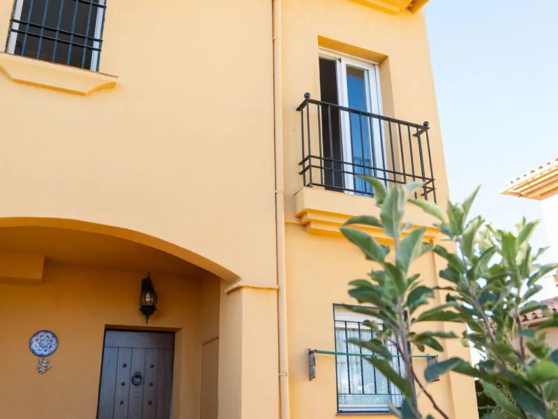 Discover your new home in this charming semi-detached villa! This property has 3 spacious bedrooms and 3 bathrooms, perfect for enjoying the comfort and space you've always wanted. The house offers a cosy private garden where you can relax and enjoy the o