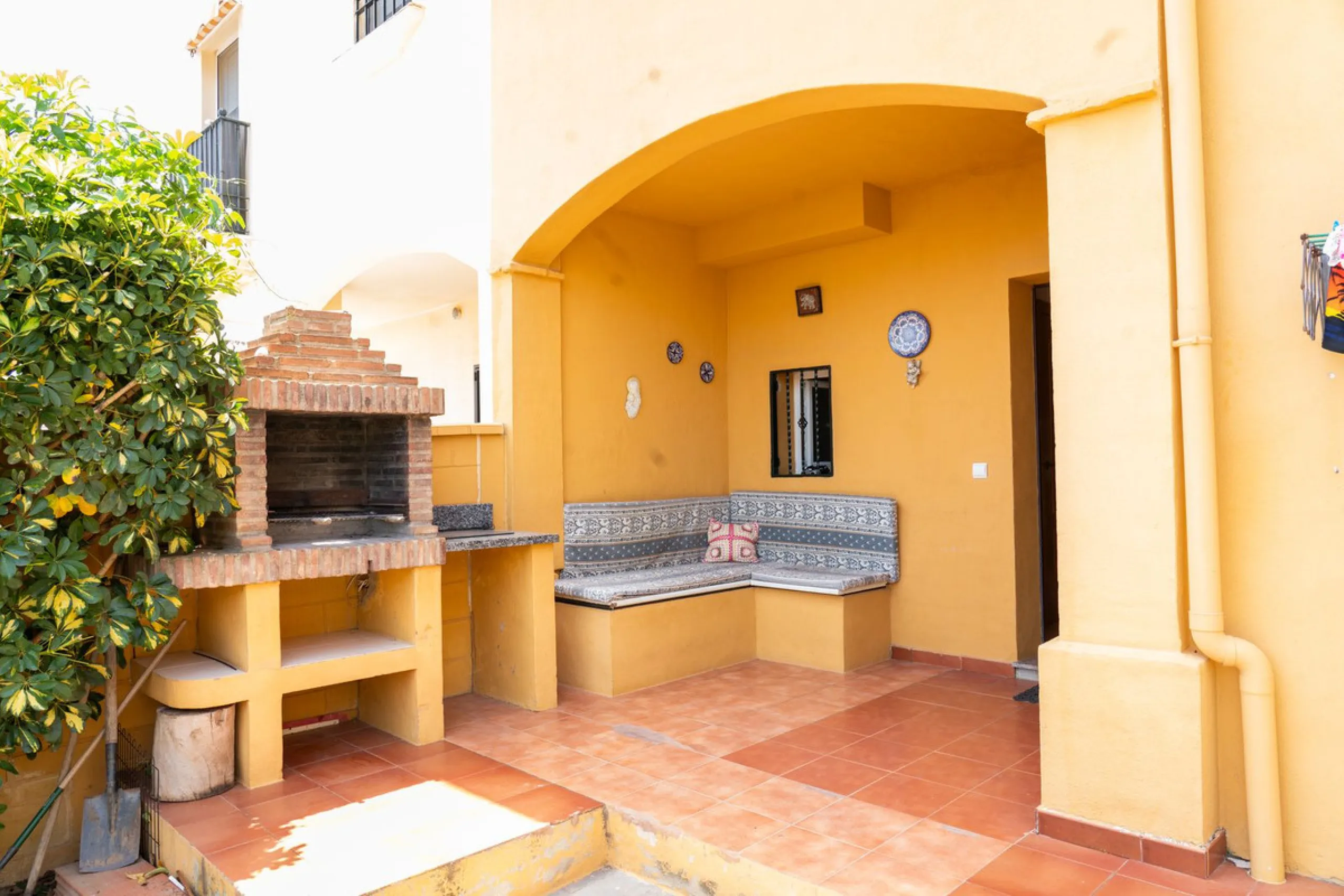 Discover your new home in this charming semi-detached villa! This property has 3 spacious bedrooms and 3 bathrooms, perfect for enjoying the comfort and space you've always wanted. The house offers a cosy private garden where you can relax and enjoy the o