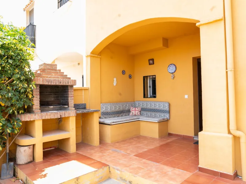 Discover your new home in this charming semi-detached villa! This property has 3 spacious bedrooms and 3 bathrooms, perfect for enjoying the comfort and space you've always wanted. The house offers a cosy private garden where you can relax and enjoy the o