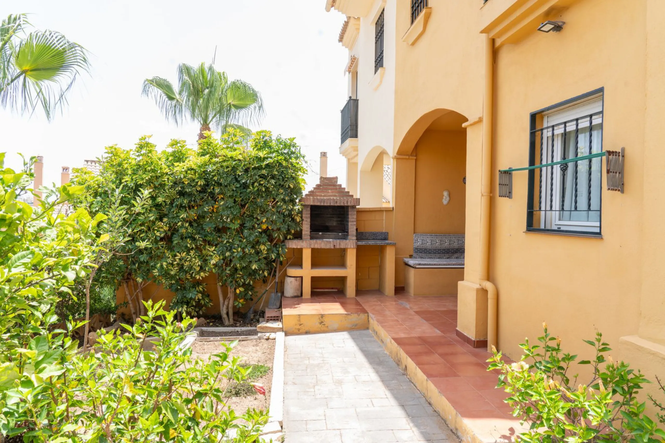 Discover your new home in this charming semi-detached villa! This property has 3 spacious bedrooms and 3 bathrooms, perfect for enjoying the comfort and space you've always wanted. The house offers a cosy private garden where you can relax and enjoy the o