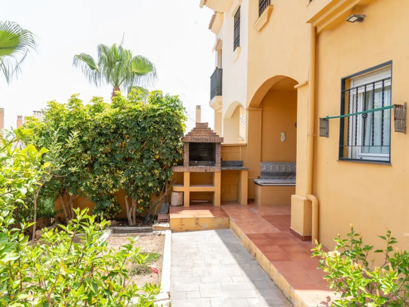 Discover your new home in this charming semi-detached villa! This property has 3 spacious bedrooms and 3 bathrooms, perfect for enjoying the comfort and space you've always wanted. The house offers a cosy private garden where you can relax and enjoy the o