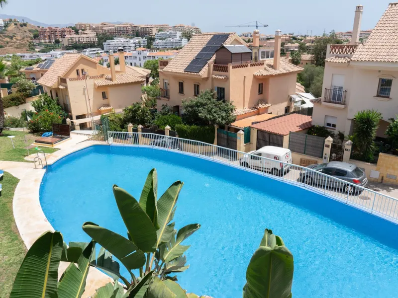 Discover your new home in this charming semi-detached villa! This property has 3 spacious bedrooms and 3 bathrooms, perfect for enjoying the comfort and space you've always wanted. The house offers a cosy private garden where you can relax and enjoy the o