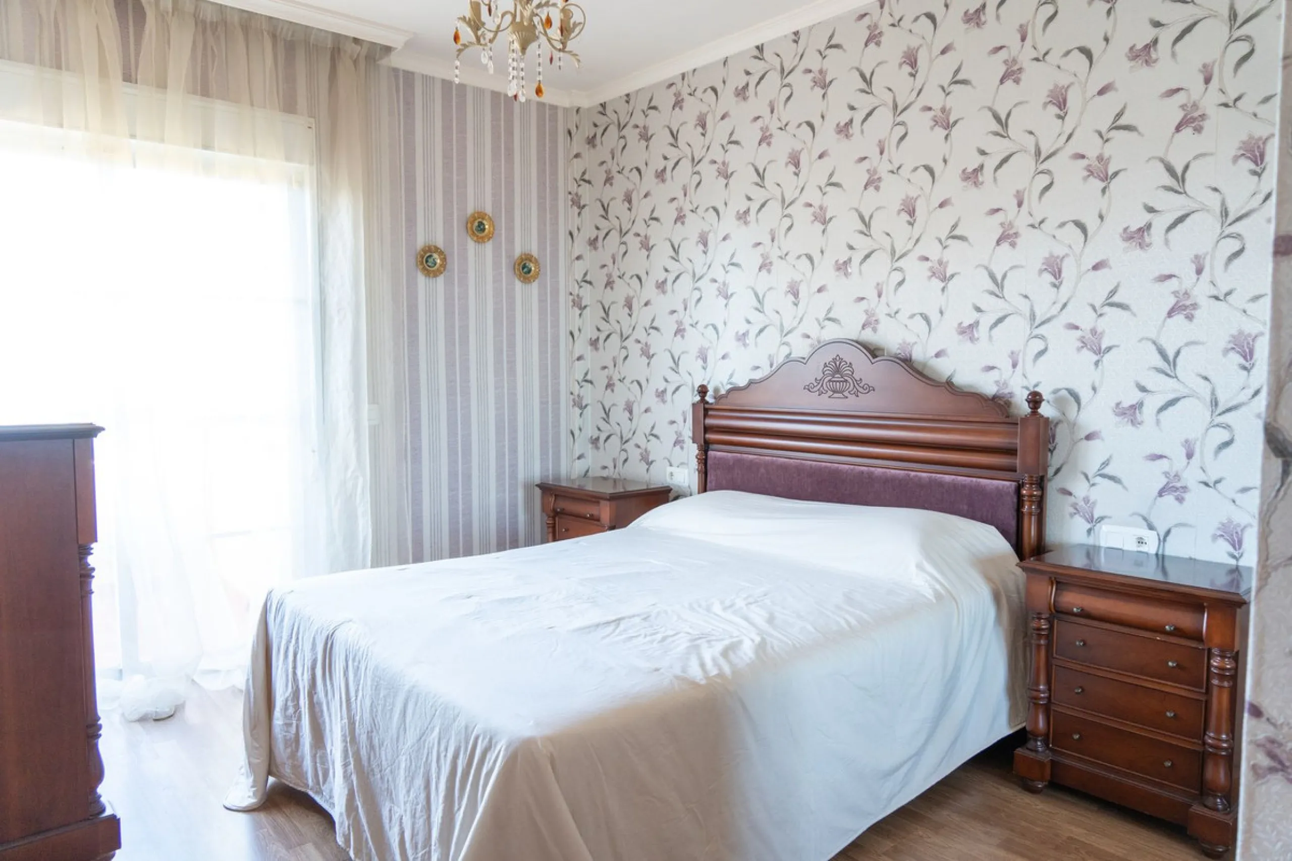 Discover your new home in this charming semi-detached villa! This property has 3 spacious bedrooms and 3 bathrooms, perfect for enjoying the comfort and space you've always wanted. The house offers a cosy private garden where you can relax and enjoy the o