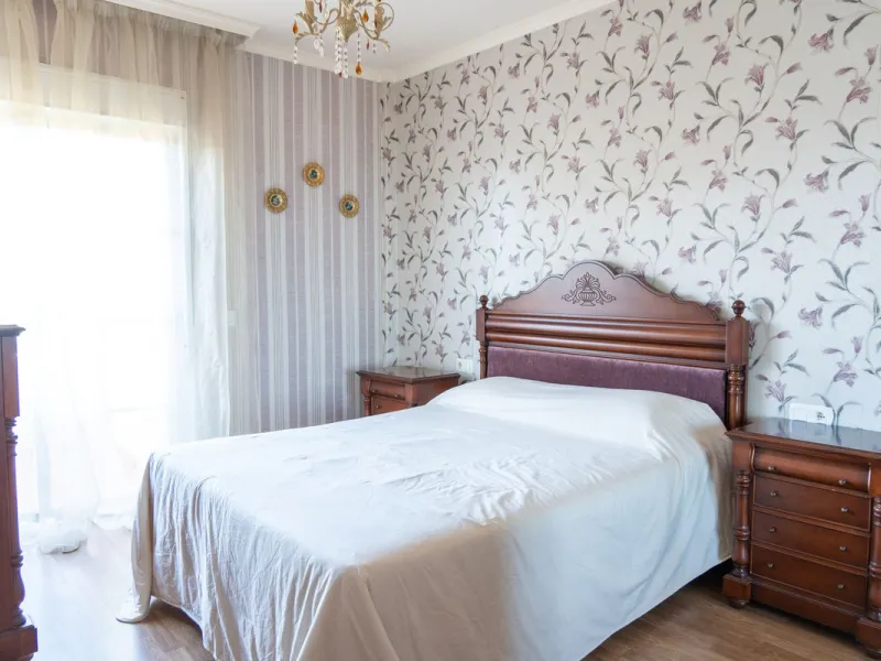 Discover your new home in this charming semi-detached villa! This property has 3 spacious bedrooms and 3 bathrooms, perfect for enjoying the comfort and space you've always wanted. The house offers a cosy private garden where you can relax and enjoy the o