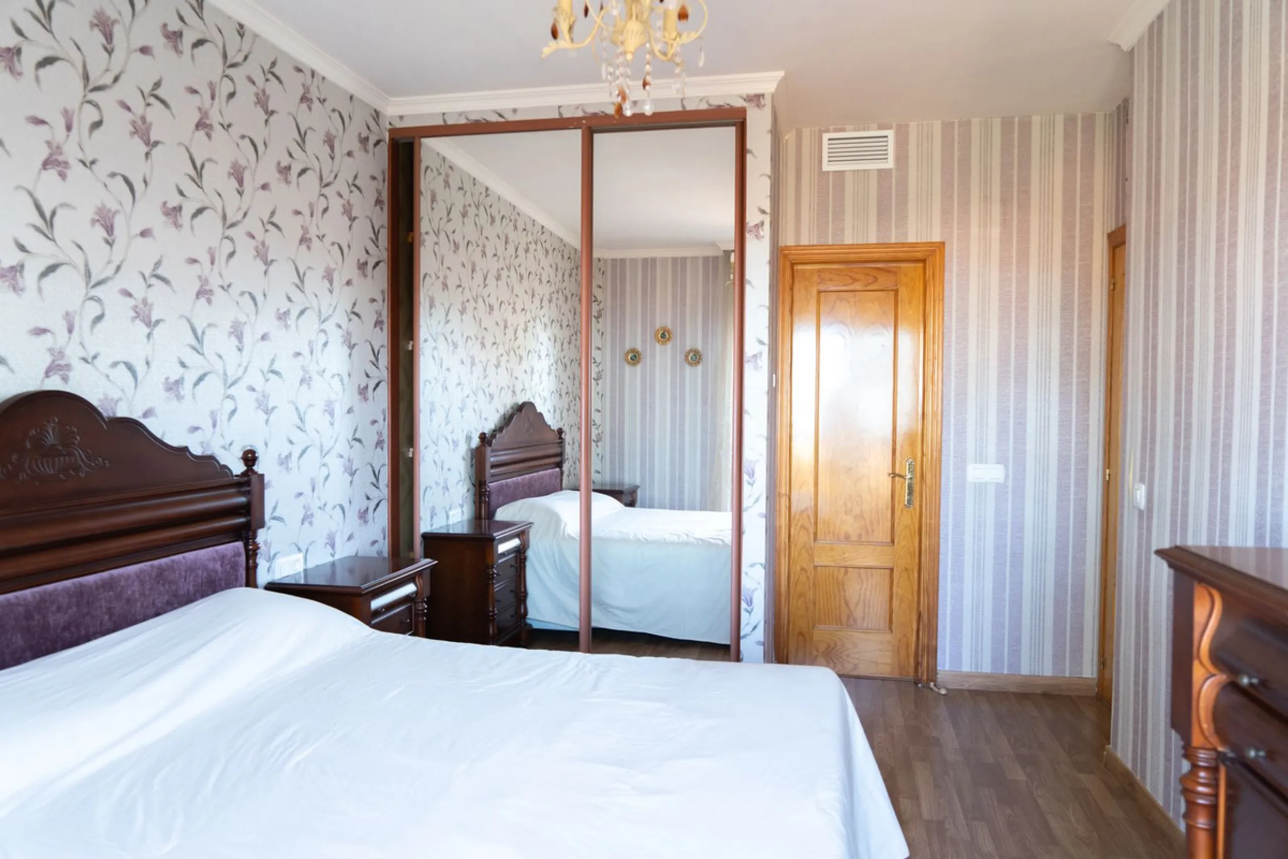 Discover your new home in this charming semi-detached villa! This property has 3 spacious bedrooms and 3 bathrooms, perfect for enjoying the comfort and space you've always wanted. The house offers a cosy private garden where you can relax and enjoy the o