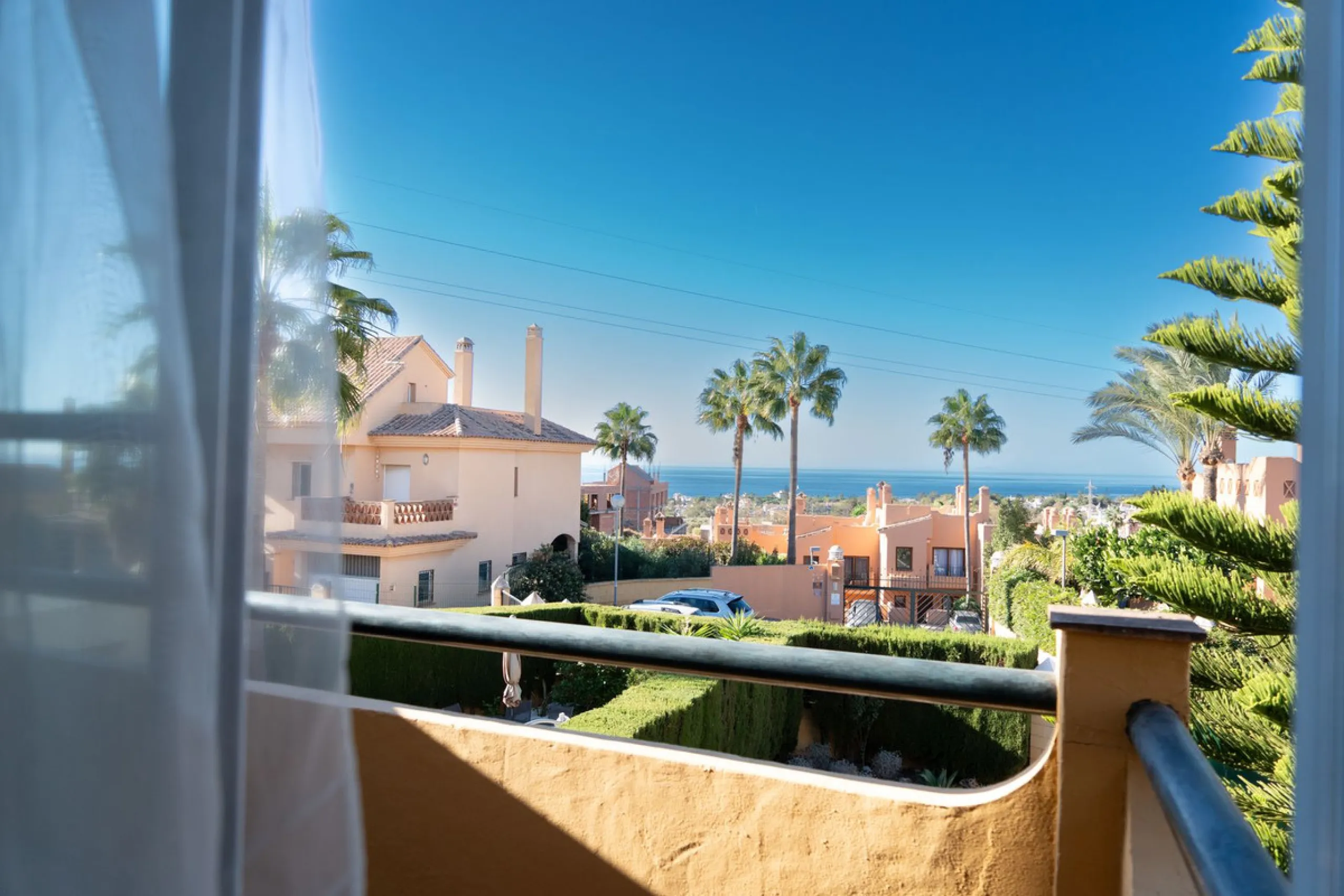 Discover your new home in this charming semi-detached villa! This property has 3 spacious bedrooms and 3 bathrooms, perfect for enjoying the comfort and space you've always wanted. The house offers a cosy private garden where you can relax and enjoy the o
