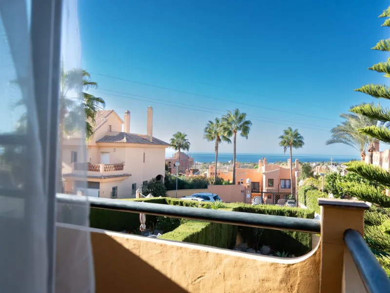 Discover your new home in this charming semi-detached villa! This property has 3 spacious bedrooms and 3 bathrooms, perfect for enjoying the comfort and space you've always wanted. The house offers a cosy private garden where you can relax and enjoy the o