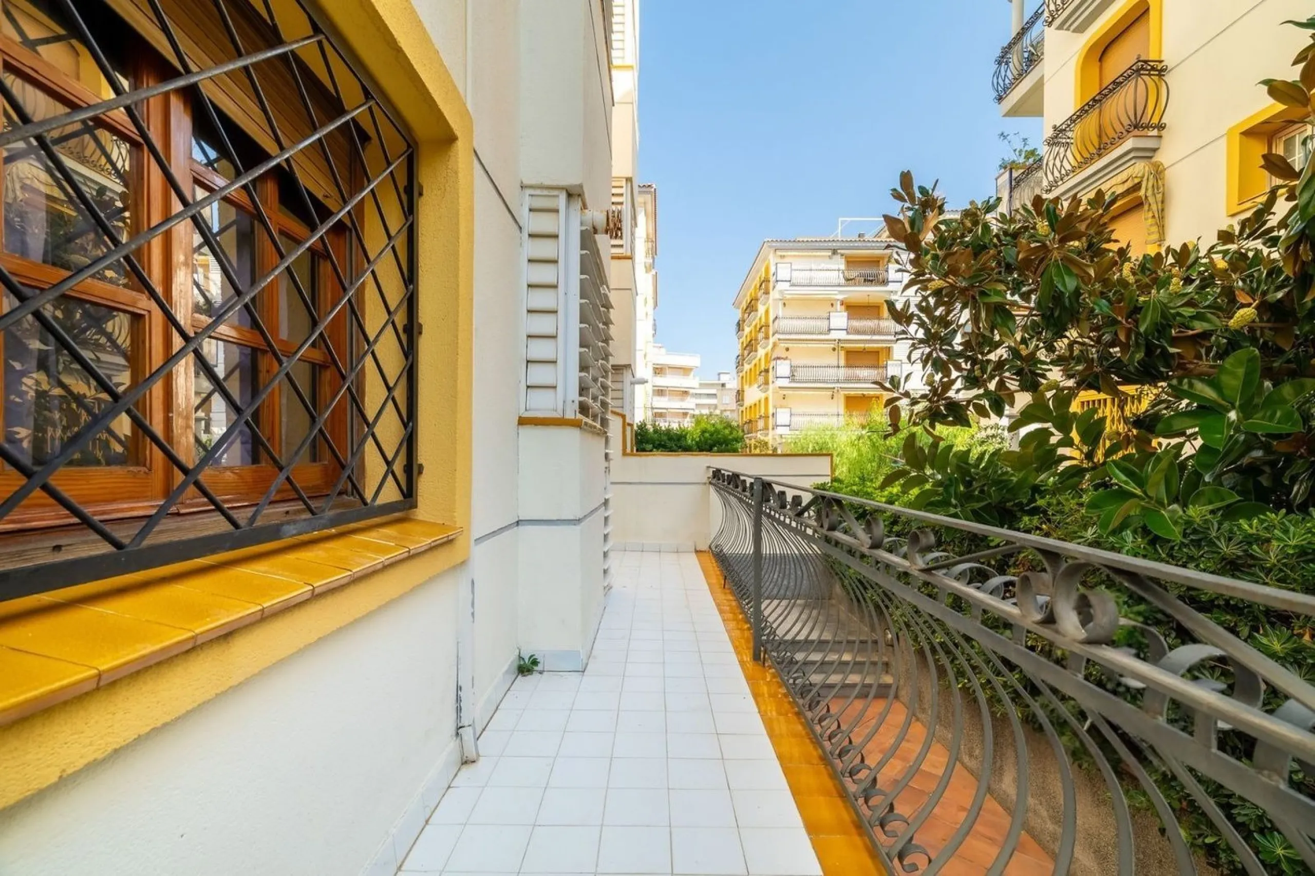Ground-floor beachfront apartment with pool and parking in Calafell