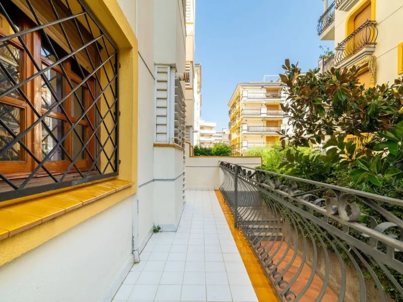 Ground-floor beachfront apartment with pool and parking in Calafell