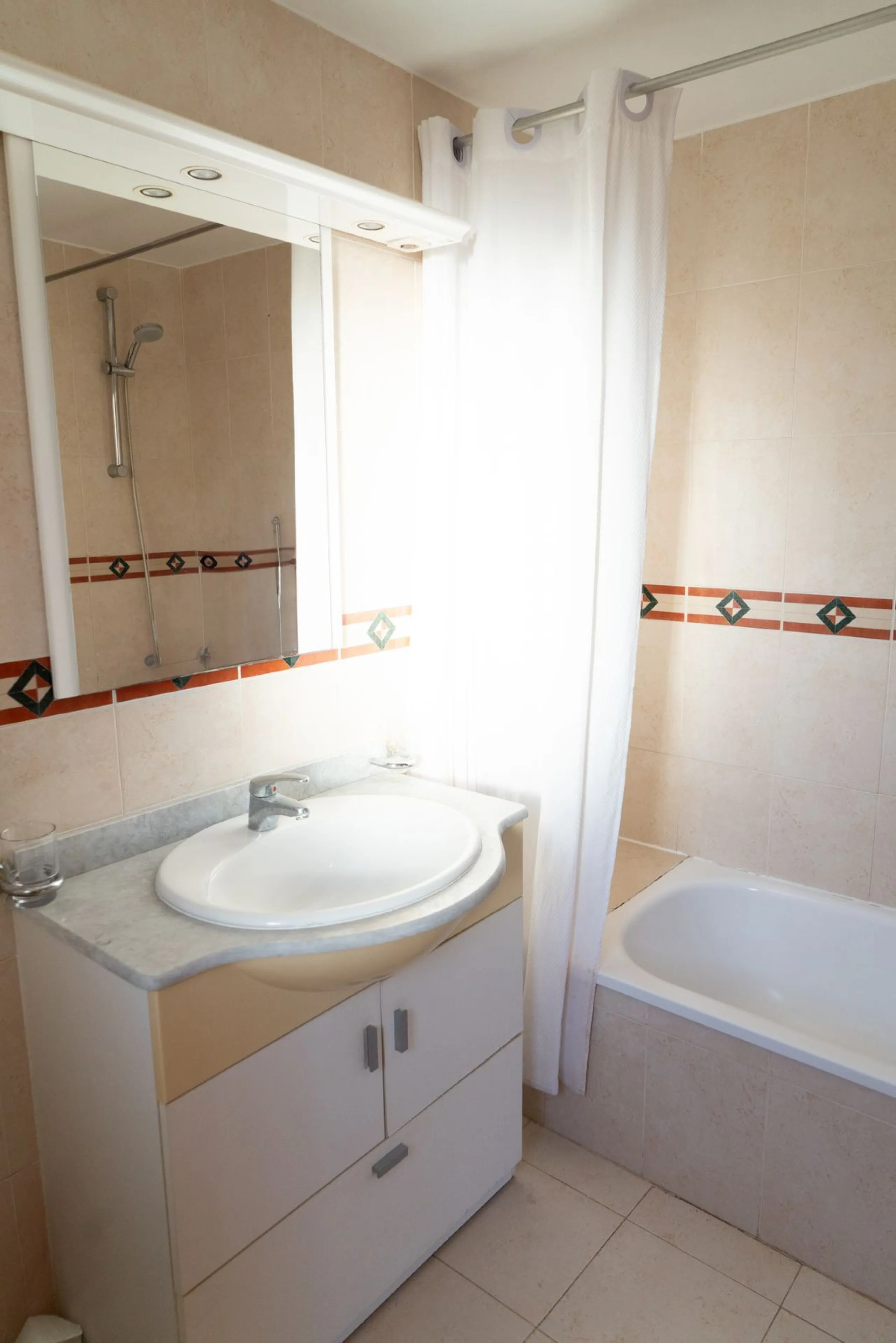 Discover your new home in this charming semi-detached villa! This property has 3 spacious bedrooms and 3 bathrooms, perfect for enjoying the comfort and space you've always wanted. The house offers a cosy private garden where you can relax and enjoy the o