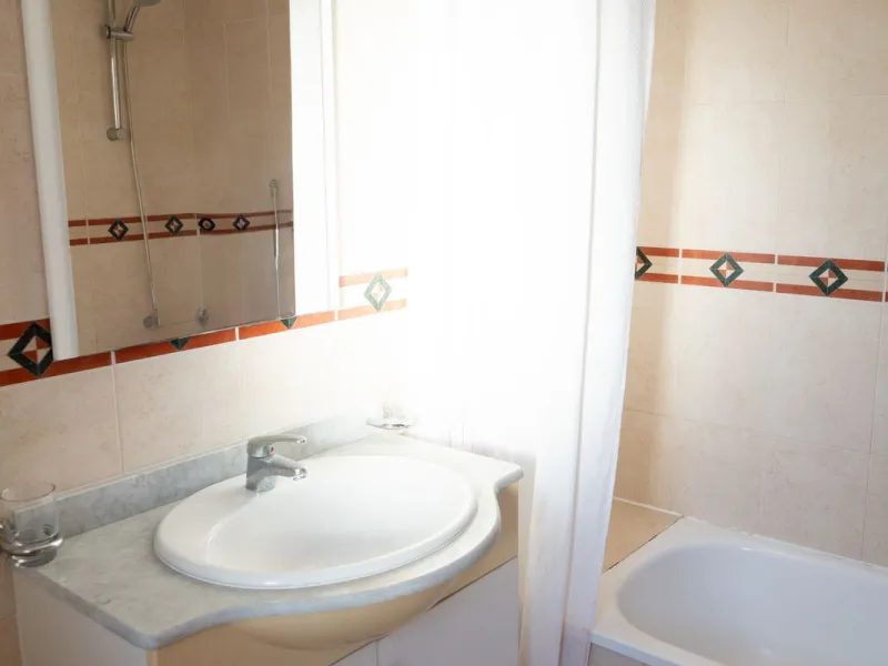 Discover your new home in this charming semi-detached villa! This property has 3 spacious bedrooms and 3 bathrooms, perfect for enjoying the comfort and space you've always wanted. The house offers a cosy private garden where you can relax and enjoy the o
