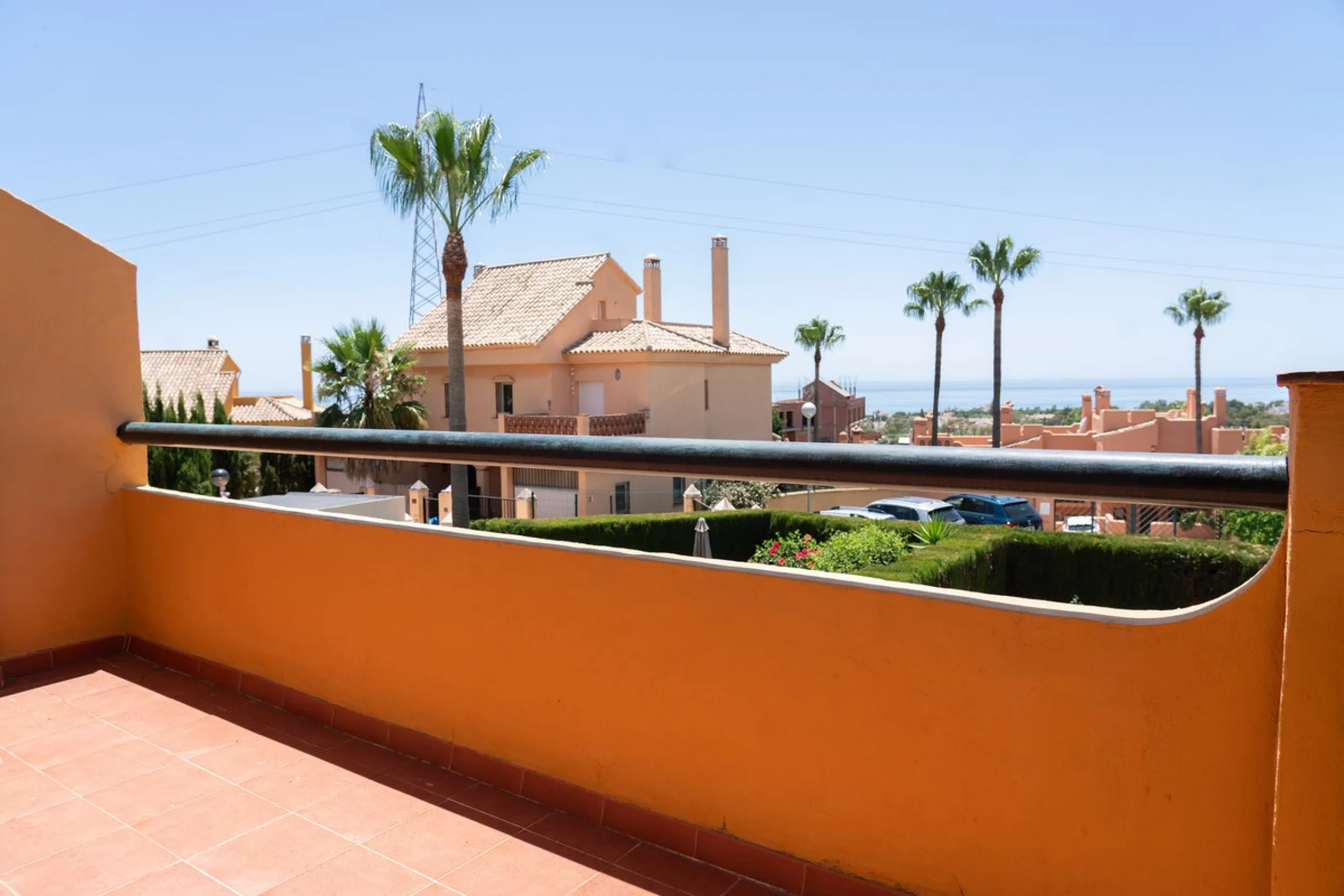 Discover your new home in this charming semi-detached villa! This property has 3 spacious bedrooms and 3 bathrooms, perfect for enjoying the comfort and space you've always wanted. The house offers a cosy private garden where you can relax and enjoy the o