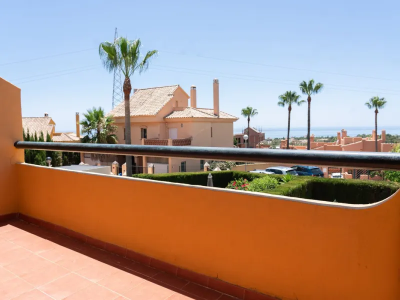 Discover your new home in this charming semi-detached villa! This property has 3 spacious bedrooms and 3 bathrooms, perfect for enjoying the comfort and space you've always wanted. The house offers a cosy private garden where you can relax and enjoy the o