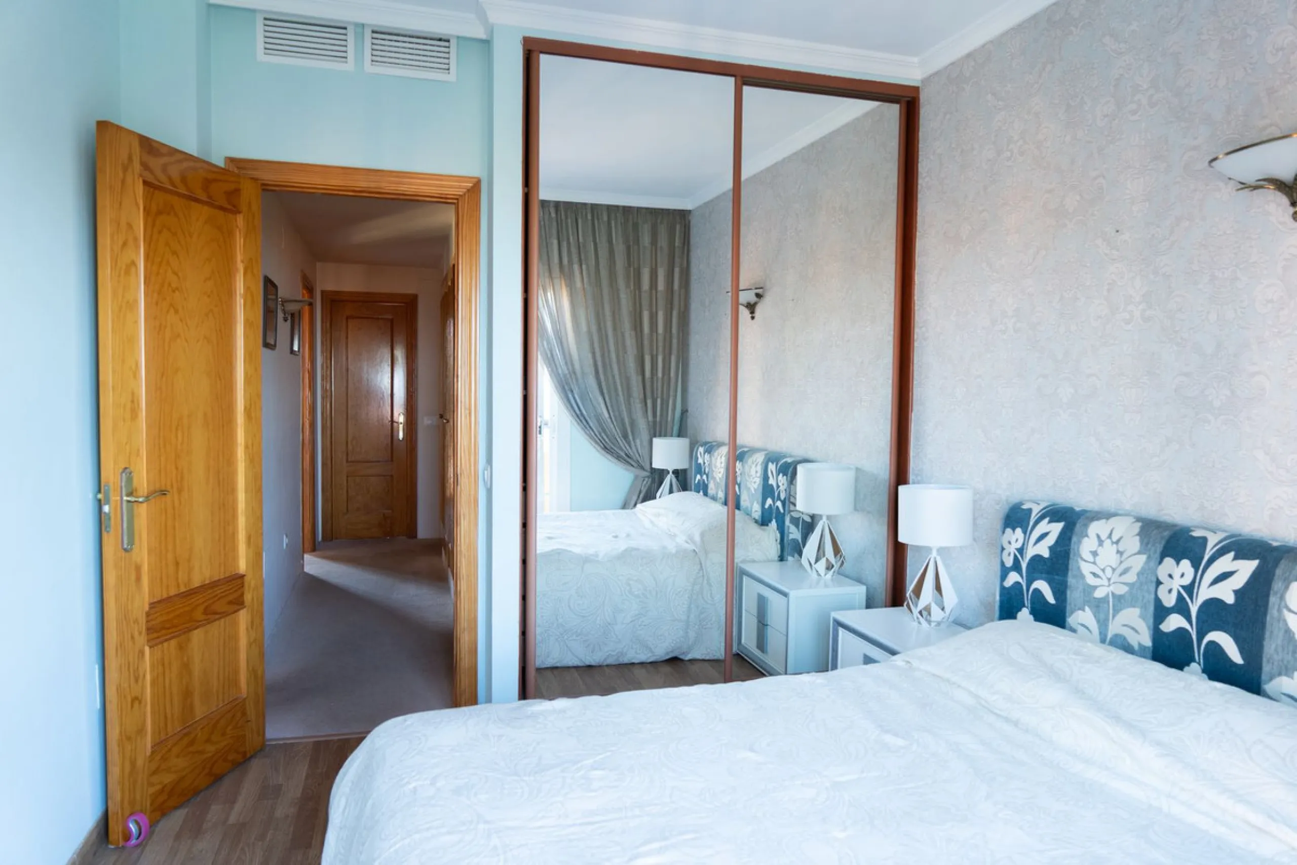 Discover your new home in this charming semi-detached villa! This property has 3 spacious bedrooms and 3 bathrooms, perfect for enjoying the comfort and space you've always wanted. The house offers a cosy private garden where you can relax and enjoy the o