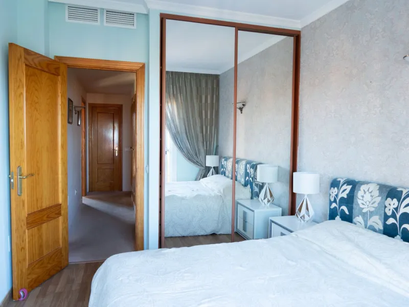 Discover your new home in this charming semi-detached villa! This property has 3 spacious bedrooms and 3 bathrooms, perfect for enjoying the comfort and space you've always wanted. The house offers a cosy private garden where you can relax and enjoy the o