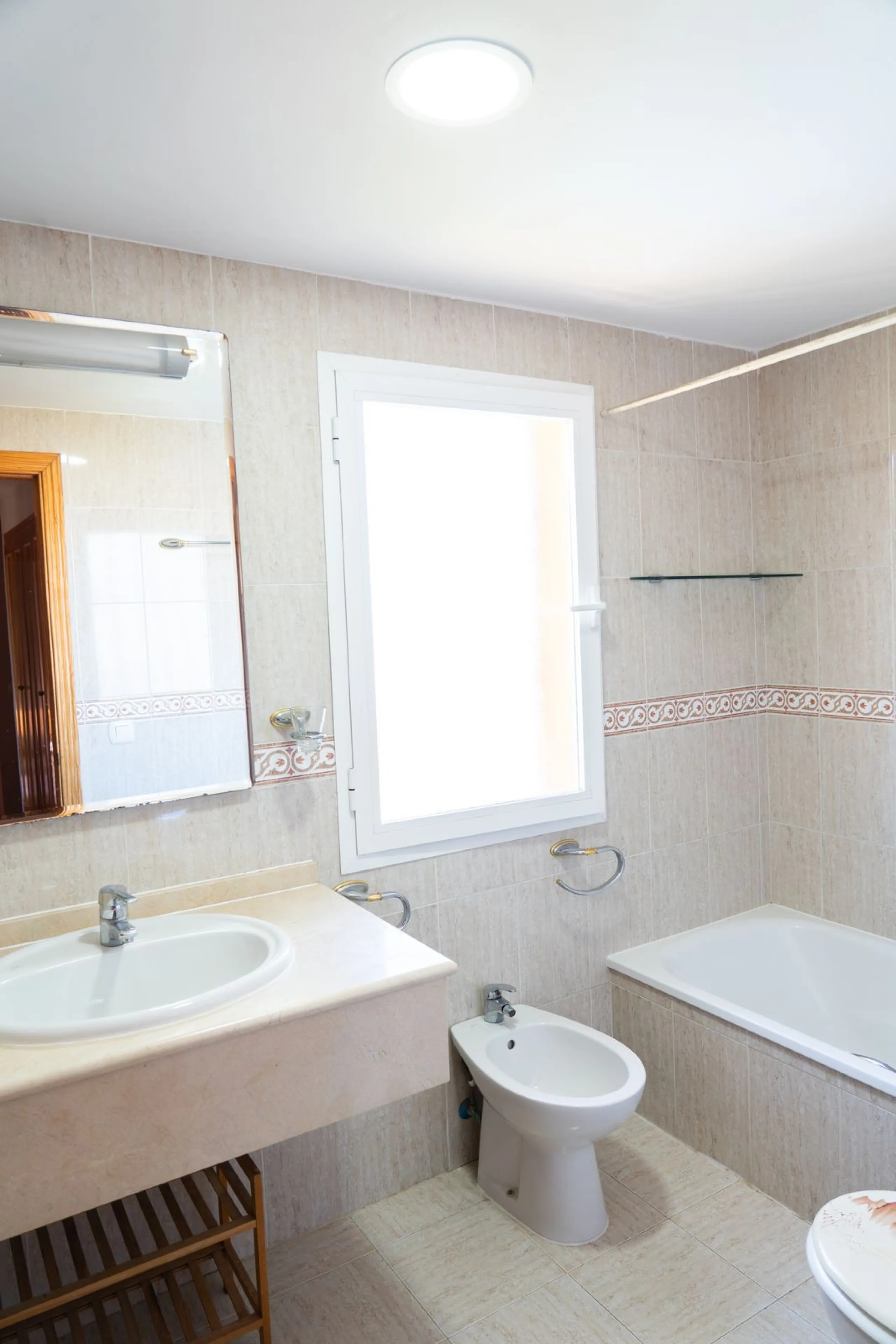 Discover your new home in this charming semi-detached villa! This property has 3 spacious bedrooms and 3 bathrooms, perfect for enjoying the comfort and space you've always wanted. The house offers a cosy private garden where you can relax and enjoy the o