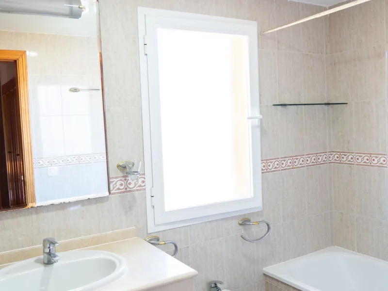 Discover your new home in this charming semi-detached villa! This property has 3 spacious bedrooms and 3 bathrooms, perfect for enjoying the comfort and space you've always wanted. The house offers a cosy private garden where you can relax and enjoy the o