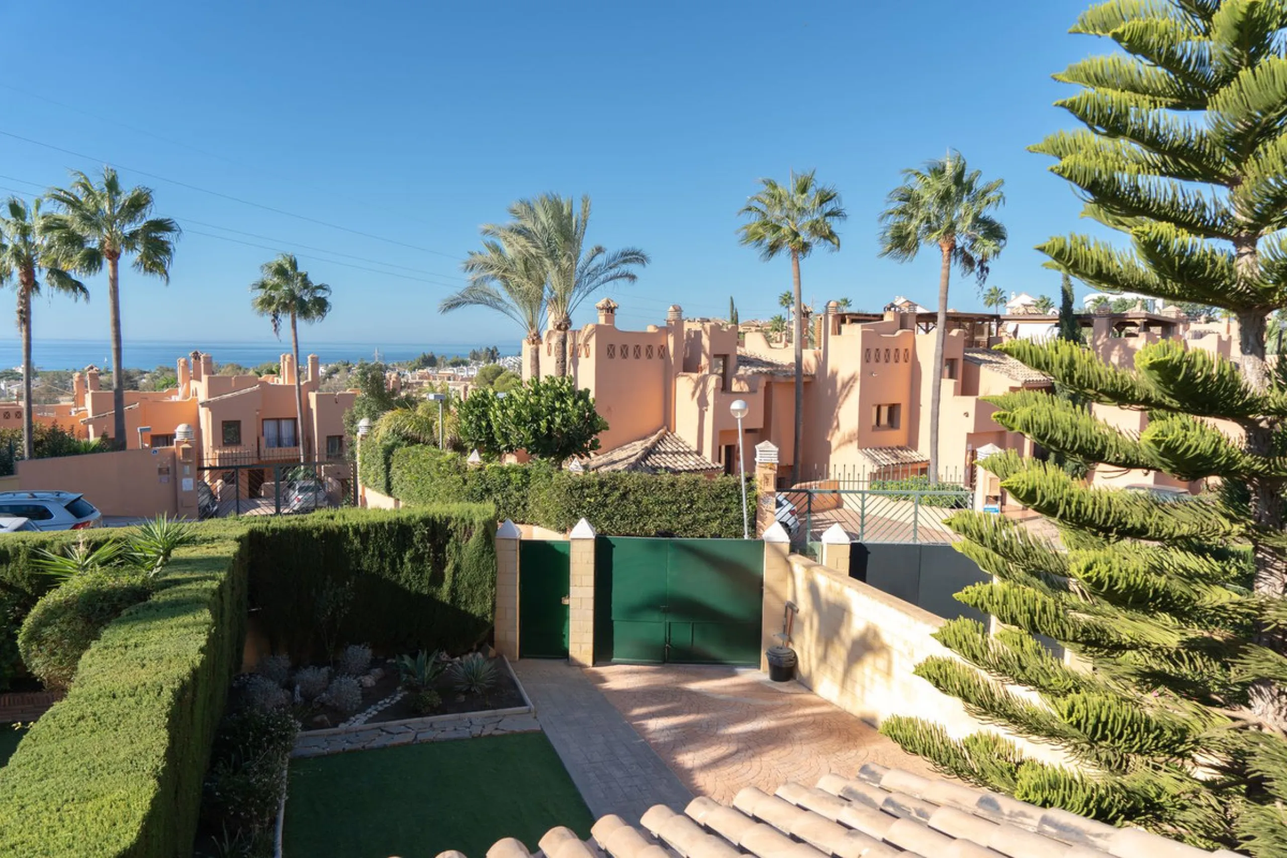 Discover your new home in this charming semi-detached villa! This property has 3 spacious bedrooms and 3 bathrooms, perfect for enjoying the comfort and space you've always wanted. The house offers a cosy private garden where you can relax and enjoy the o
