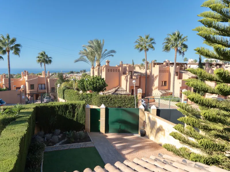 Discover your new home in this charming semi-detached villa! This property has 3 spacious bedrooms and 3 bathrooms, perfect for enjoying the comfort and space you've always wanted. The house offers a cosy private garden where you can relax and enjoy the o