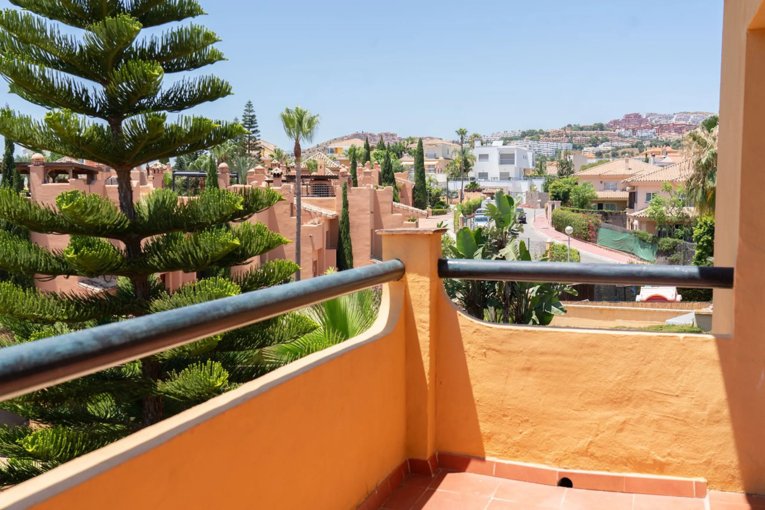Discover your new home in this charming semi-detached villa! This property has 3 spacious bedrooms and 3 bathrooms, perfect for enjoying the comfort and space you've always wanted. The house offers a cosy private garden where you can relax and enjoy the o