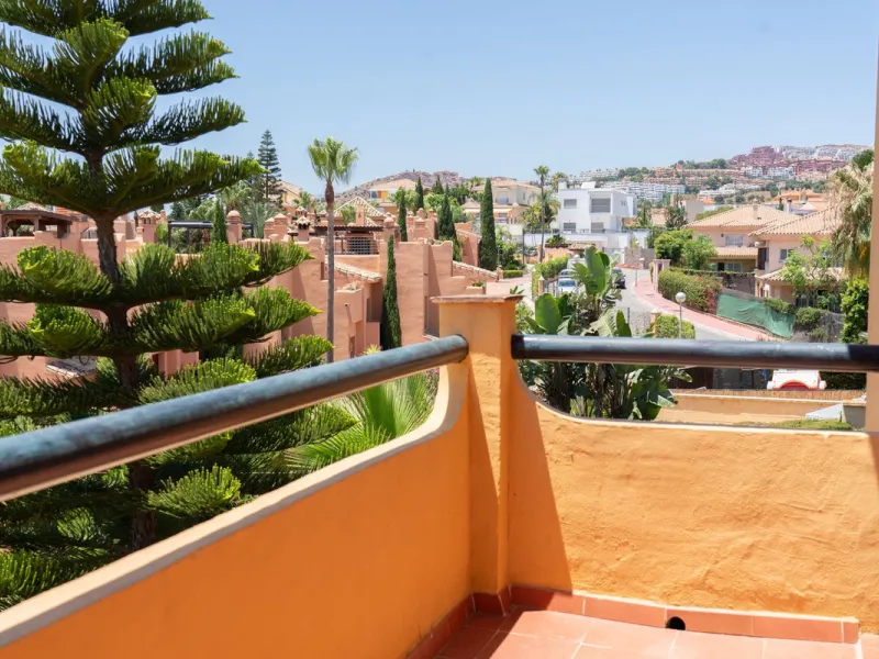 Discover your new home in this charming semi-detached villa! This property has 3 spacious bedrooms and 3 bathrooms, perfect for enjoying the comfort and space you've always wanted. The house offers a cosy private garden where you can relax and enjoy the o