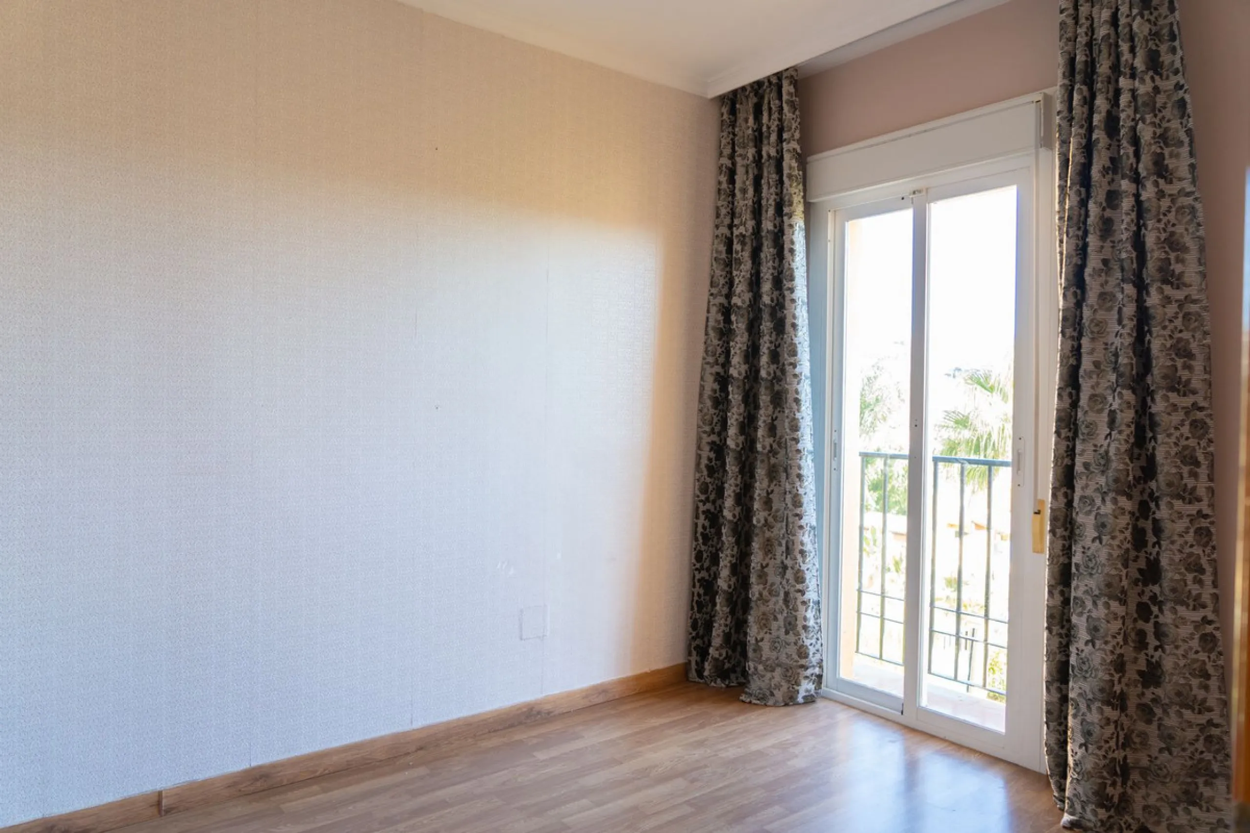 Discover your new home in this charming semi-detached villa! This property has 3 spacious bedrooms and 3 bathrooms, perfect for enjoying the comfort and space you've always wanted. The house offers a cosy private garden where you can relax and enjoy the o