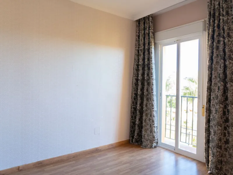 Discover your new home in this charming semi-detached villa! This property has 3 spacious bedrooms and 3 bathrooms, perfect for enjoying the comfort and space you've always wanted. The house offers a cosy private garden where you can relax and enjoy the o