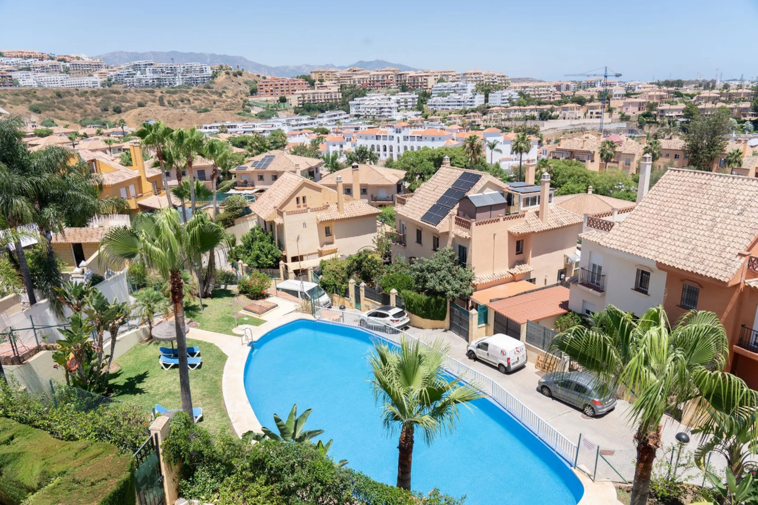 Discover your new home in this charming semi-detached villa! This property has 3 spacious bedrooms and 3 bathrooms, perfect for enjoying the comfort and space you've always wanted. The house offers a cosy private garden where you can relax and enjoy the o