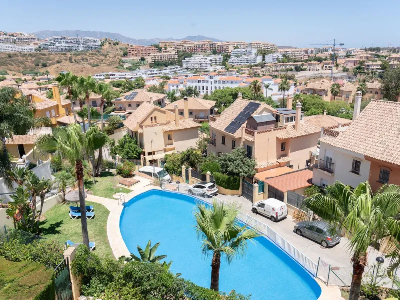 Discover your new home in this charming semi-detached villa! This property has 3 spacious bedrooms and 3 bathrooms, perfect for enjoying the comfort and space you've always wanted. The house offers a cosy private garden where you can relax and enjoy the o